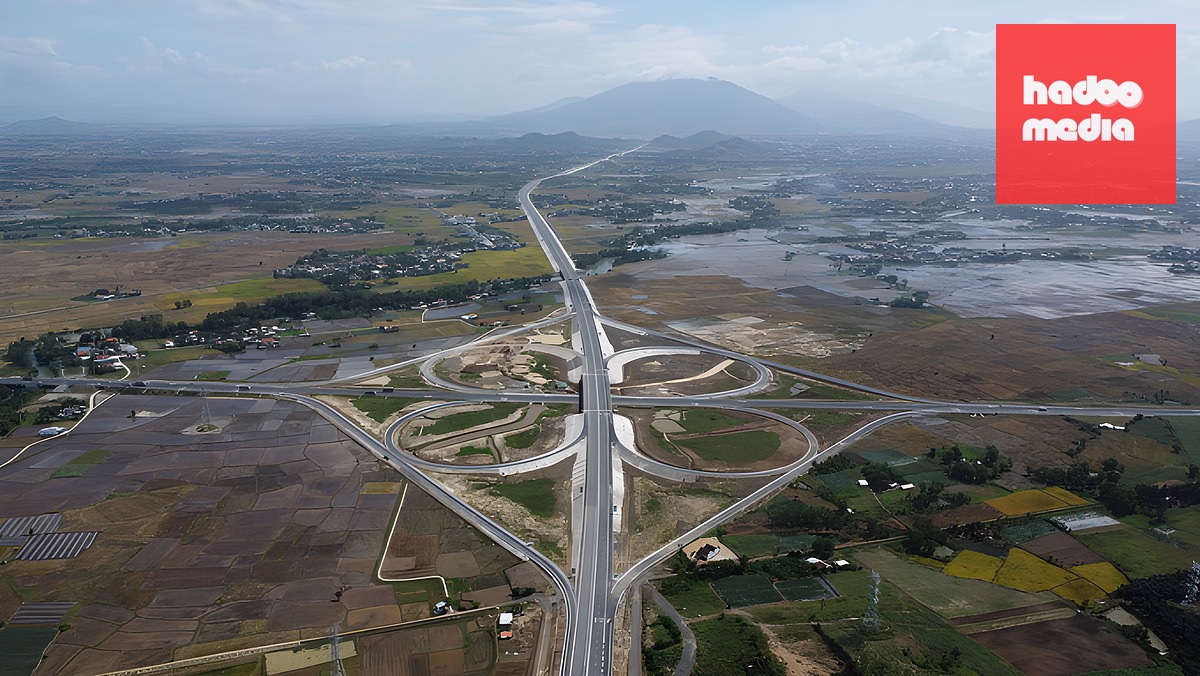 Nút giao hoa thị giữa cao tốc Khánh Hòa - Buôn Ma Thuột với Vân Phong - Nha Trang hoàn thiện hồi tháng 12/2025. Ảnh: Minh Khuê