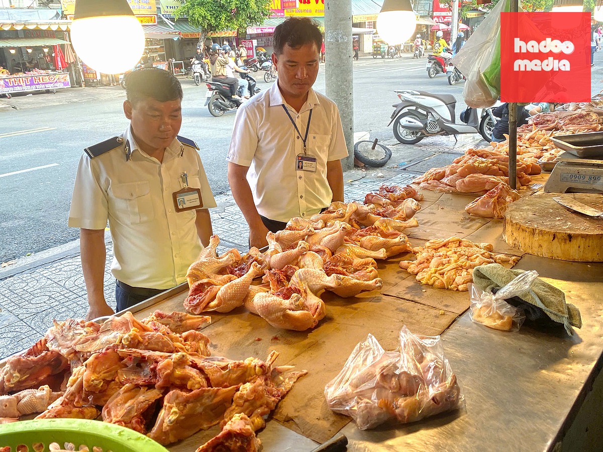 Cơ quan chức năng kiểm tra một điểm bán gà tại phường Thới Hòa - Ảnh: T.B.