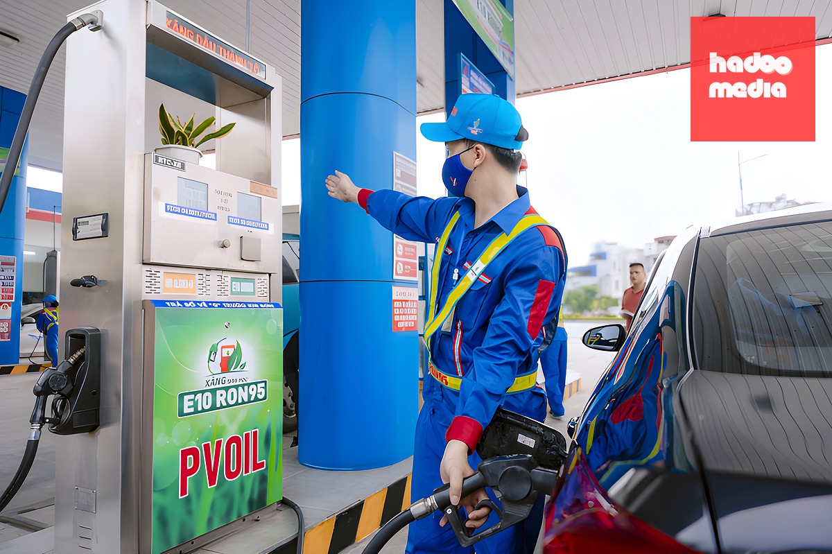 Nhân viên tại một cửa hàng xăng dầu đang bơm nhiên liệu cho khách. Ảnh: PVOIL