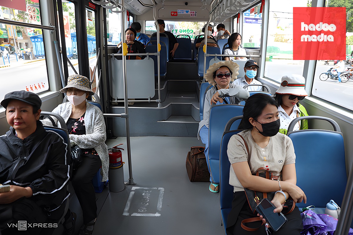 Khách đi xe buýt ở TP HCM, tháng 4/2026. Ảnh: Quỳnh Trần