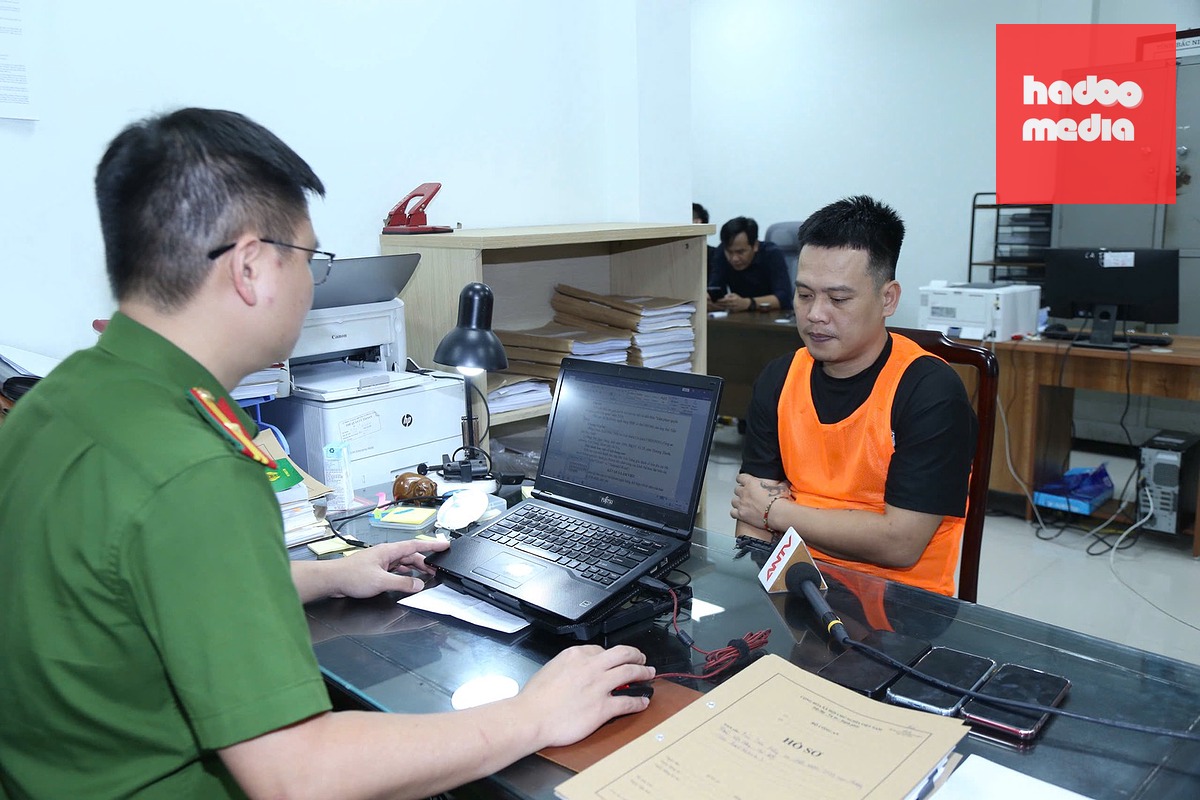 Cơ quan Cảnh sát điều tra Công an tỉnh Bắc Ninh làm việc với nghi phạm trong vụ án - Ảnh: Công an cung cấp