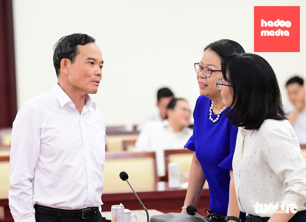 Bí thư Thành ủy TP.HCM Trần Lưu Quang trao đổi cùng các đại biểu dự hội nghị - Ảnh: QUANG ĐỊNH