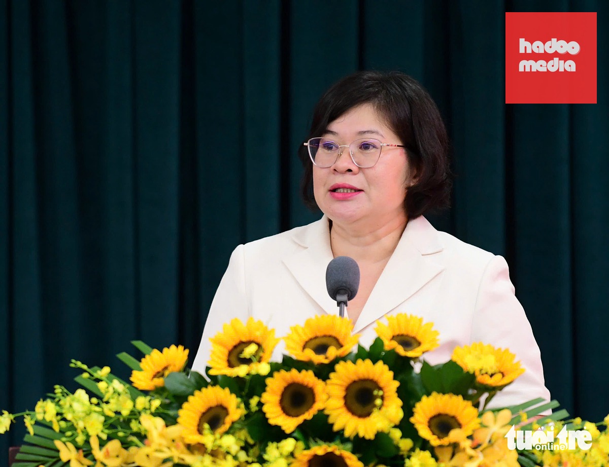 Phó bí thư Thành ủy TP Văn Thị Bạch Tuyết báo cáo tại hội nghị - Ảnh: QUANG ĐỊNH