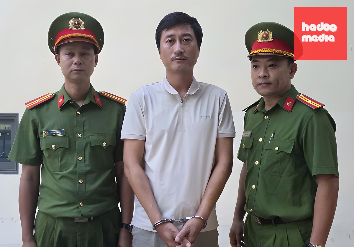 Vũ Hoàng Long (giữa) tại cơ quan điều tra. Ảnh: Nhật Vy