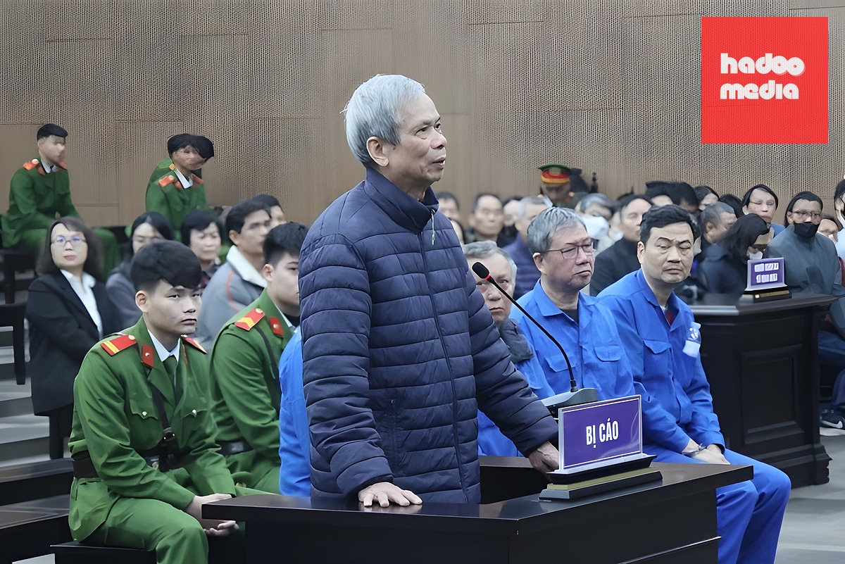 Ông Lê Văn Chung, cựu Chủ tịch HĐTV Tổng công ty Xi măng Việt Nam phiên sơ thẩm tháng 1/2026. Ảnh: Danh Lam
