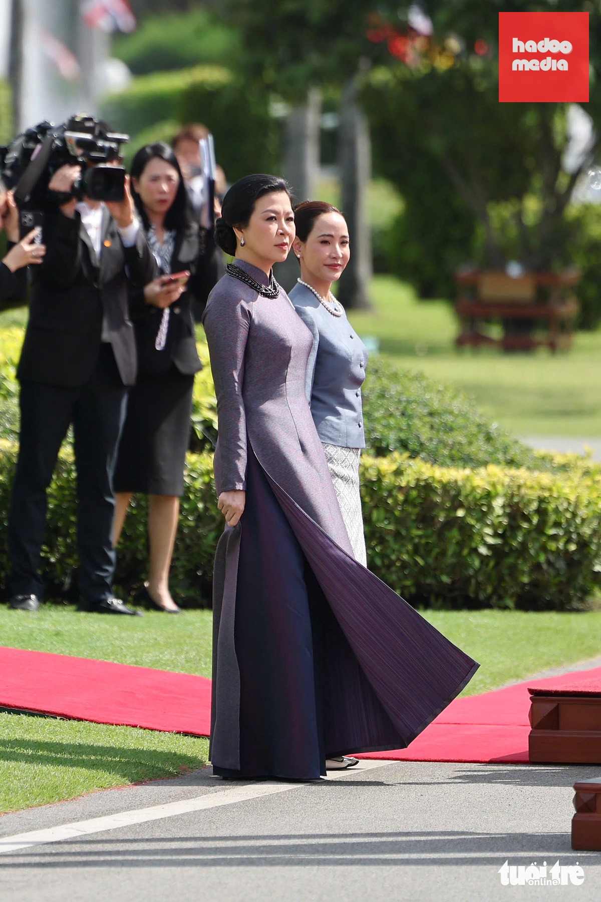 Phu nhân Tổng Bí thư, Chủ tịch nước Tô Lâm - bà Ngô Phương Ly, và Phu nhân Thủ tướng Thái Lan Anutin Charnvirakul - bà Thananon Charnvirakul, tại lễ đón - Ảnh: NGUYỄN KHÁNH