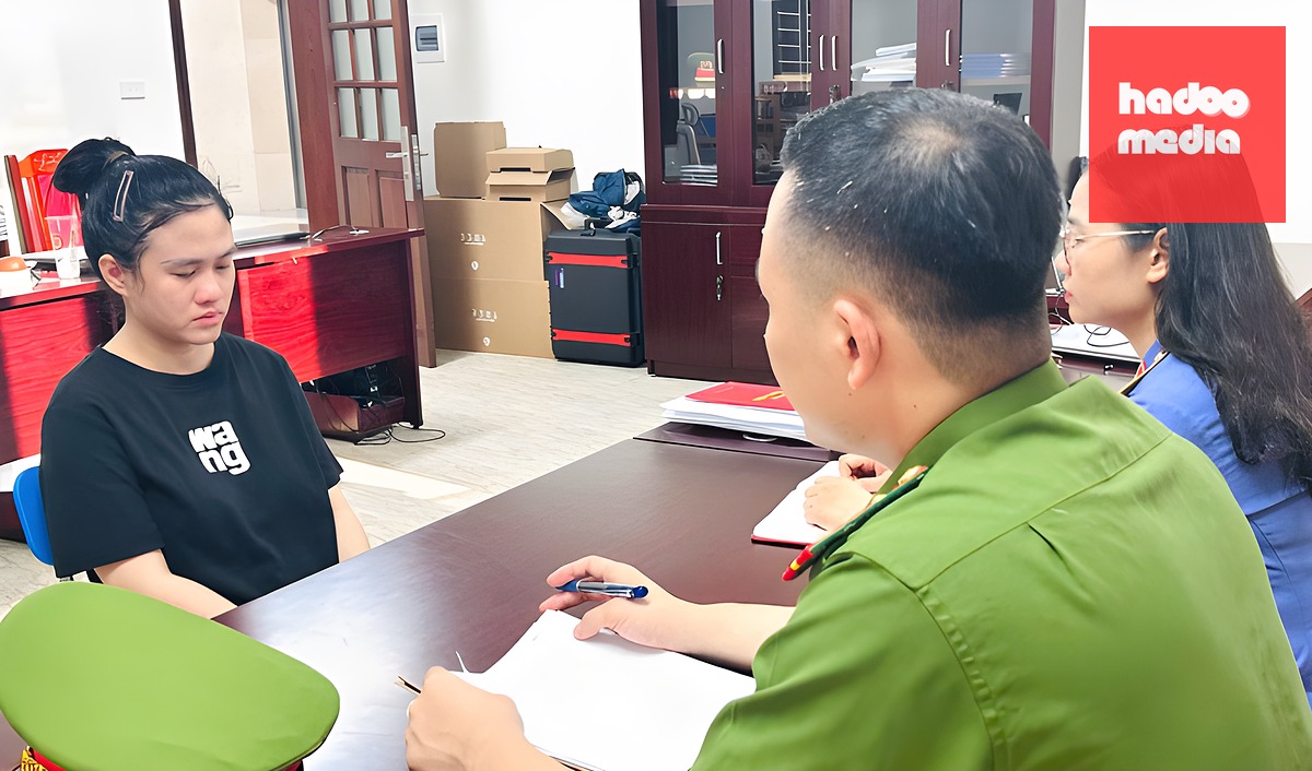 Cảnh sát lấy lời khai nghi can Nguyễn Thị HIền. Ảnh: Lam Sơn