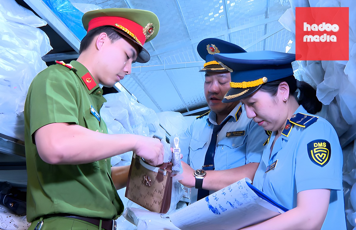 Lực lượng chức năng kiểm tra kho hàng chứa hàng nghìn sản phẩm thời trang giả. Ảnh: Lam Sơn