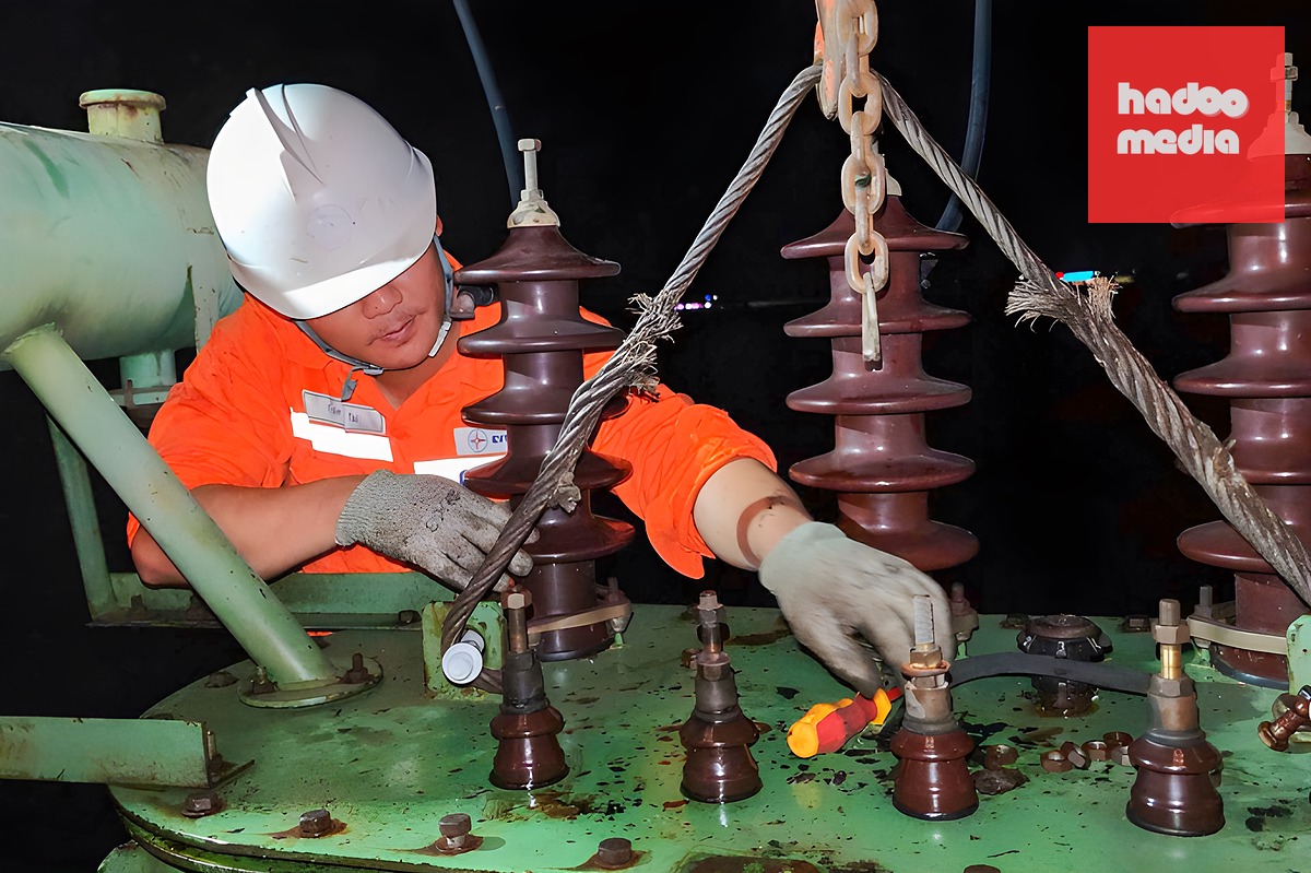 Công nhân Điện lực Quỳnh Lưu xuyên đêm xử lý sự cố ở xã Quỳnh Sơn, rạng sáng 26/5. Ảnh: Hùng Lê