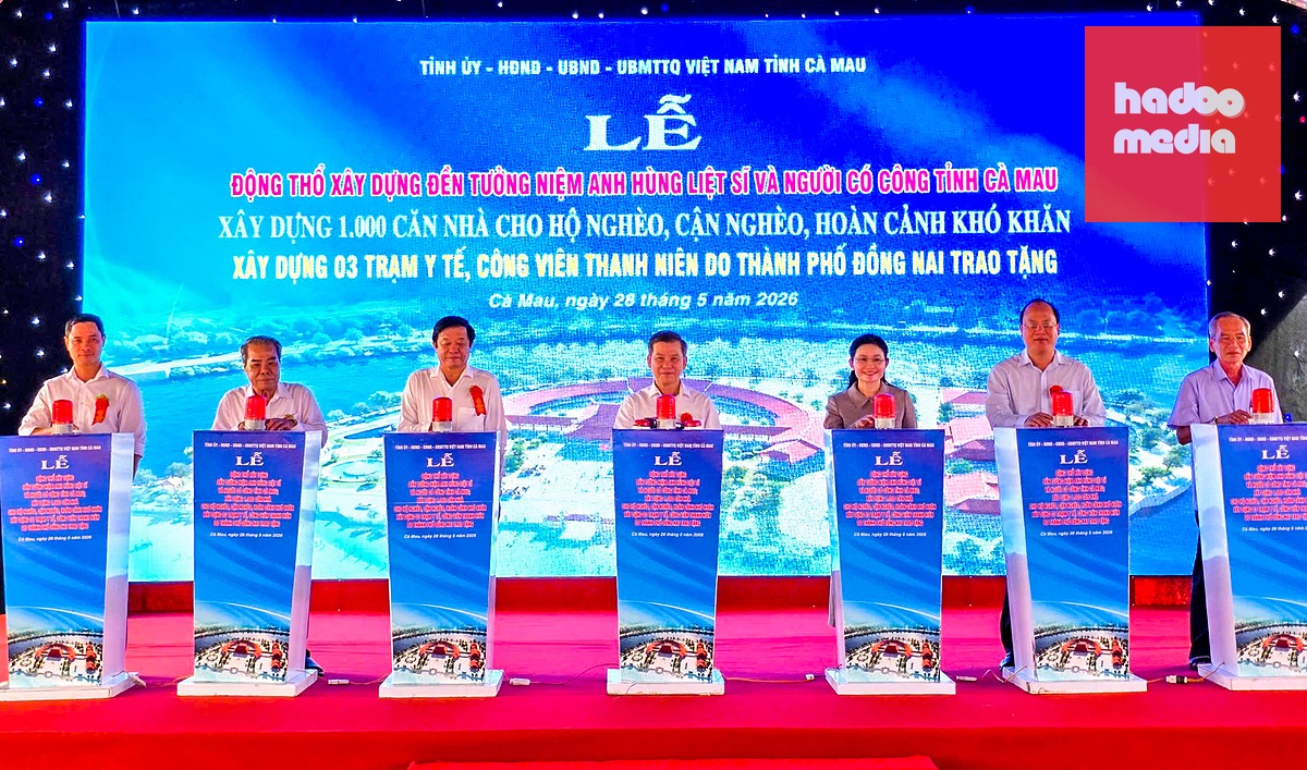 Các đại biểu nhấn nút khởi công xây dựng Đền tưởng niệm Anh hùng liệt sĩ và người có công tỉnh Cà Mau - Ảnh: THANH HUYỀN