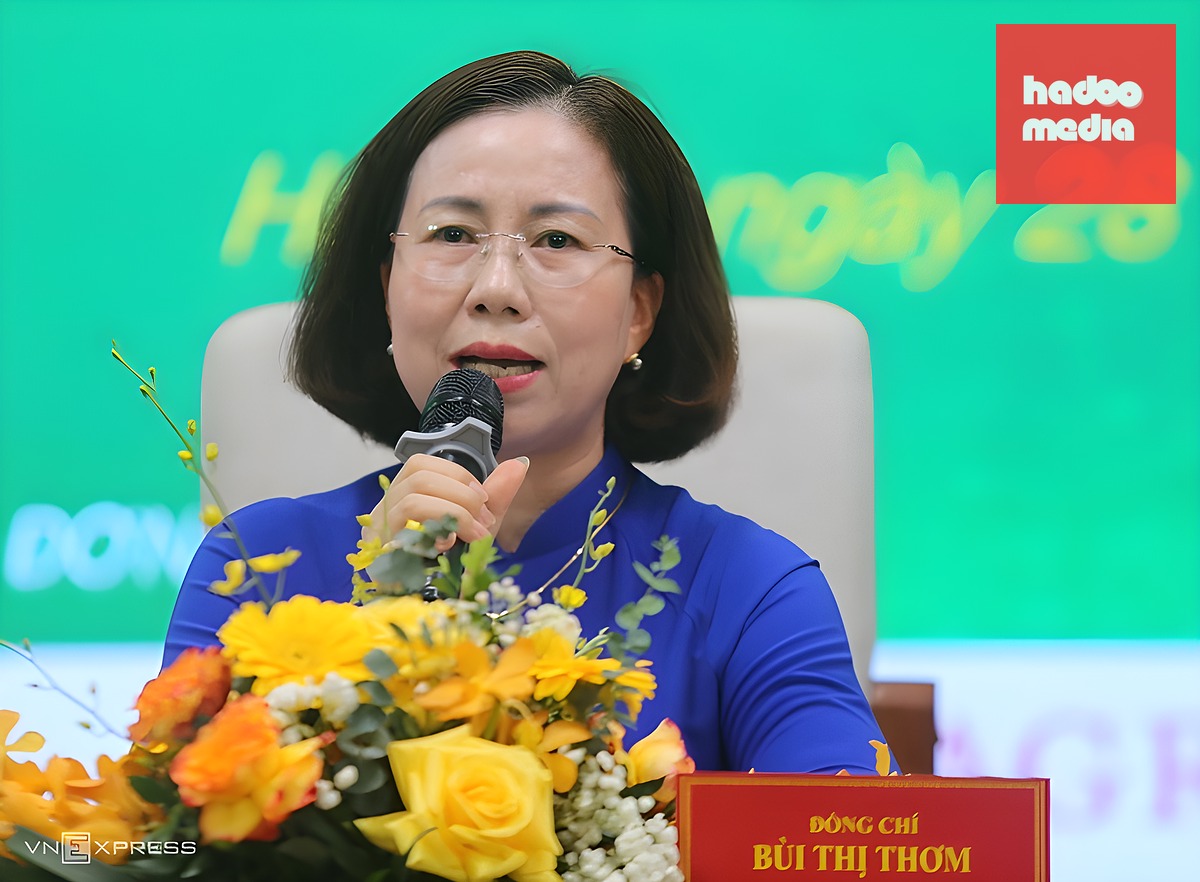 Bà Bùi Thị Thơm thông tin về hỗ trợ nông dân bị thu hồi đất chuyển đổi nghề. Ảnh: Gia Chính