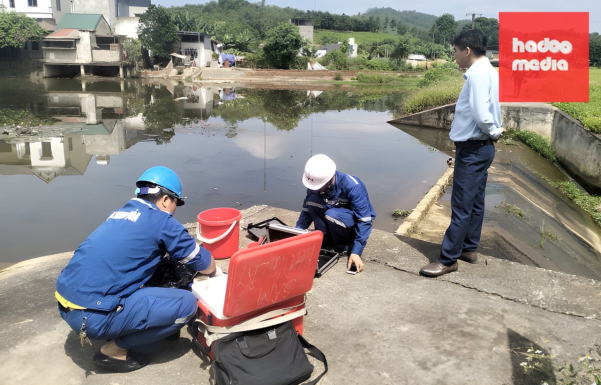 Cơ quan chức năng lấy mẫu nước ở khe Cán Khê đưa đi phân tích. Ảnh: Lam Sơn
