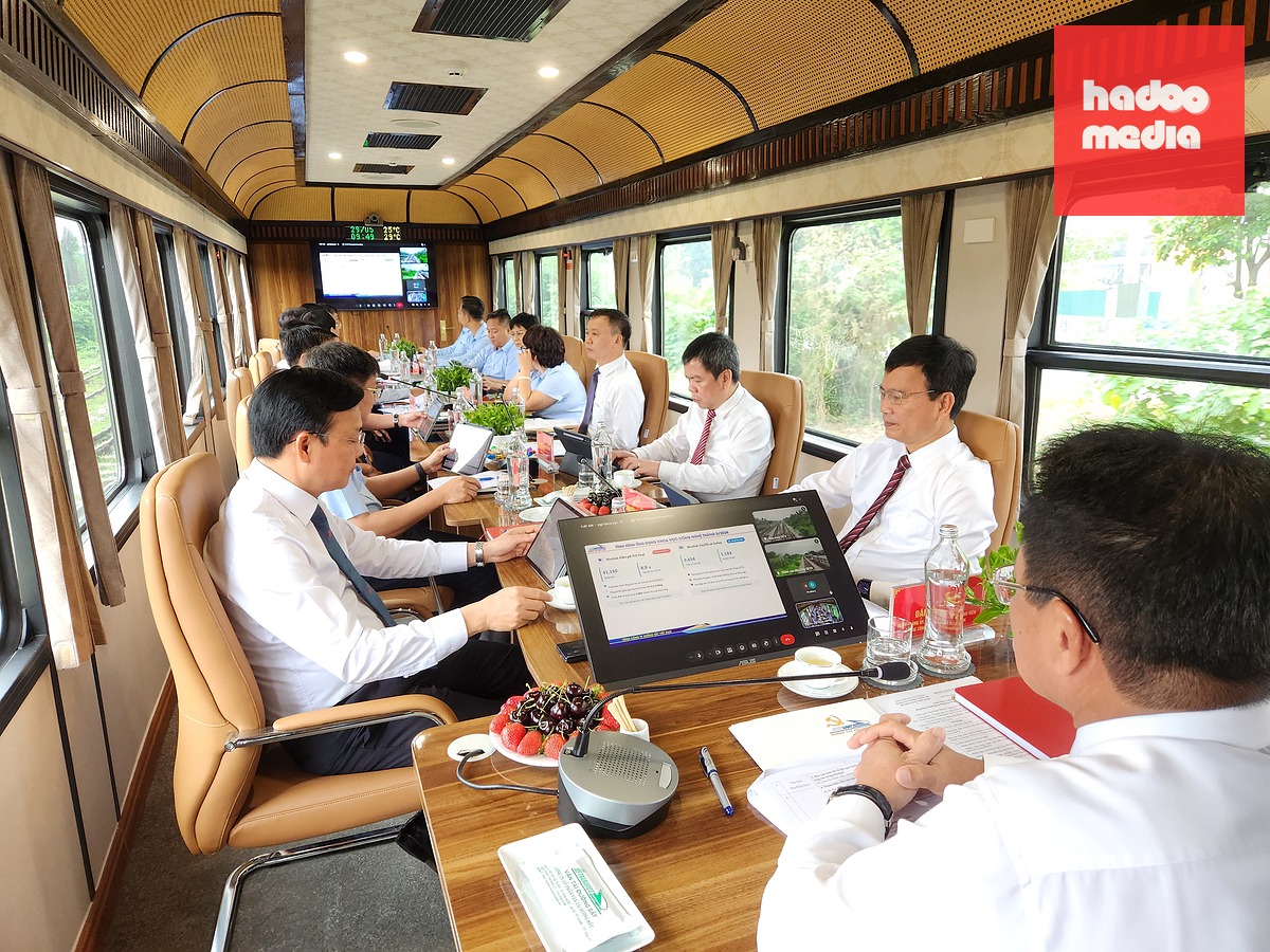Lãnh đạo Tổng công ty Đường sắt Việt Nam tổ chức cuộc họp trực tuyến trên toa xe chỉ huy trong hành trình đoàn tàu từ Hà Nội đi Thái Nguyên sáng 29-5 - Ảnh: TUẤN PHÙNG