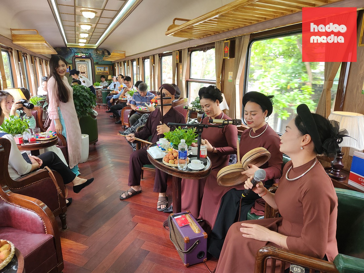 Toa xe hàng ăn trên đoàn tàu chuyên xa được thiết kế sang trọng - Ảnh: TUẤN PHÙNG