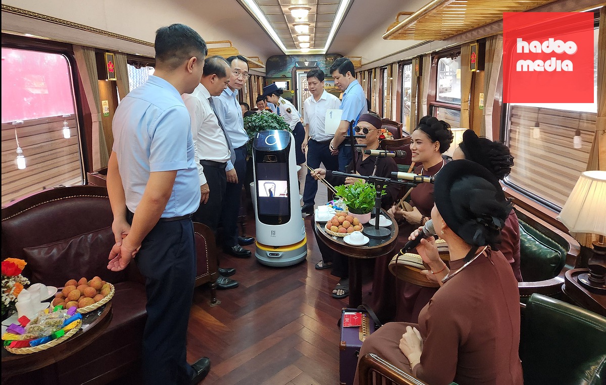 Robot phục vụ được bố trí trên đoàn tàu chuyên xa - Ảnh: TUẤN PHÙNG