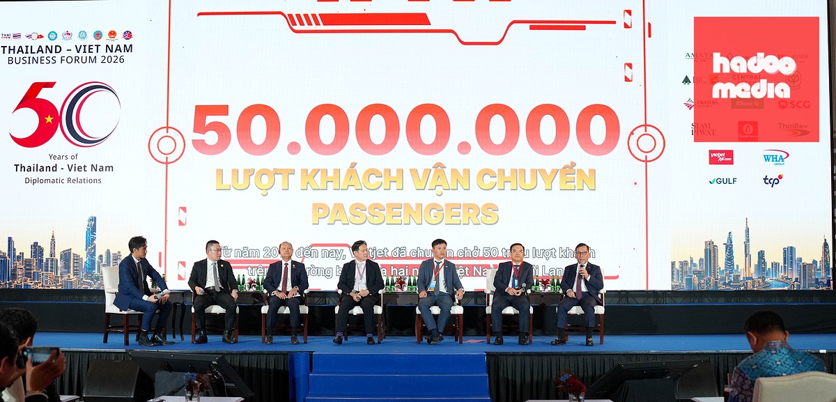 Tại Diễn đàn doanh nghiệp ở Bangkok, Phó chủ tịch thứ nhất Vietjet Đinh Việt Phương cam kết tiếp tục kế hoạch phát triển tại Thái Lan, khu vực và thế giới - Ảnh: TÀI NGUYỄN