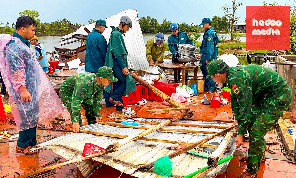 Lực lượng chức năng địa phương hỗ trợ người dân khắc phục hậu quả do thiên tai gây ra - Ảnh: HOÀNG TÁ