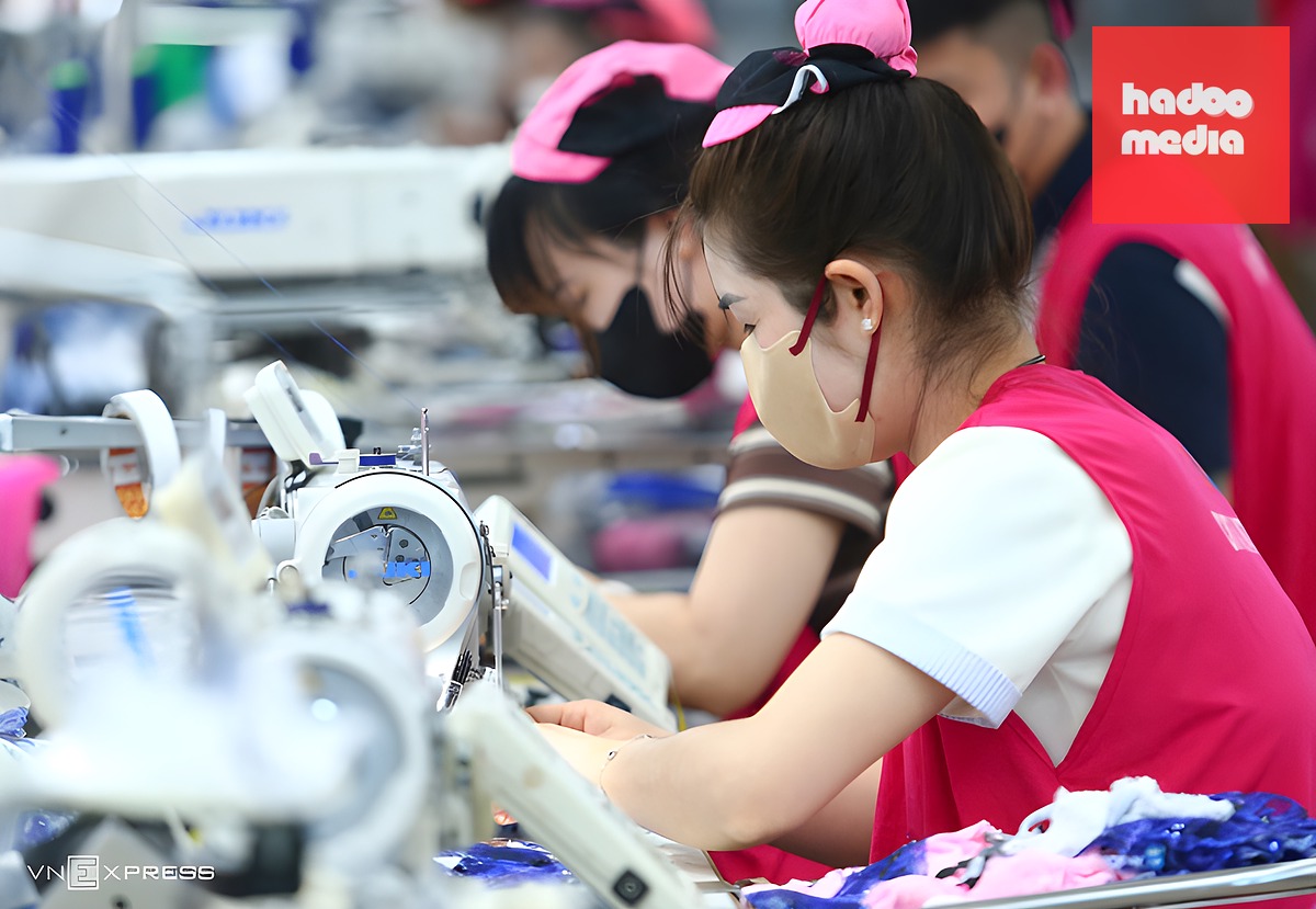 Công nhân trong chuyền may tại nhà máy KCN Quang Châu, Bắc Ninh, tháng 4/2026. Ảnh: Phạm Chiểu