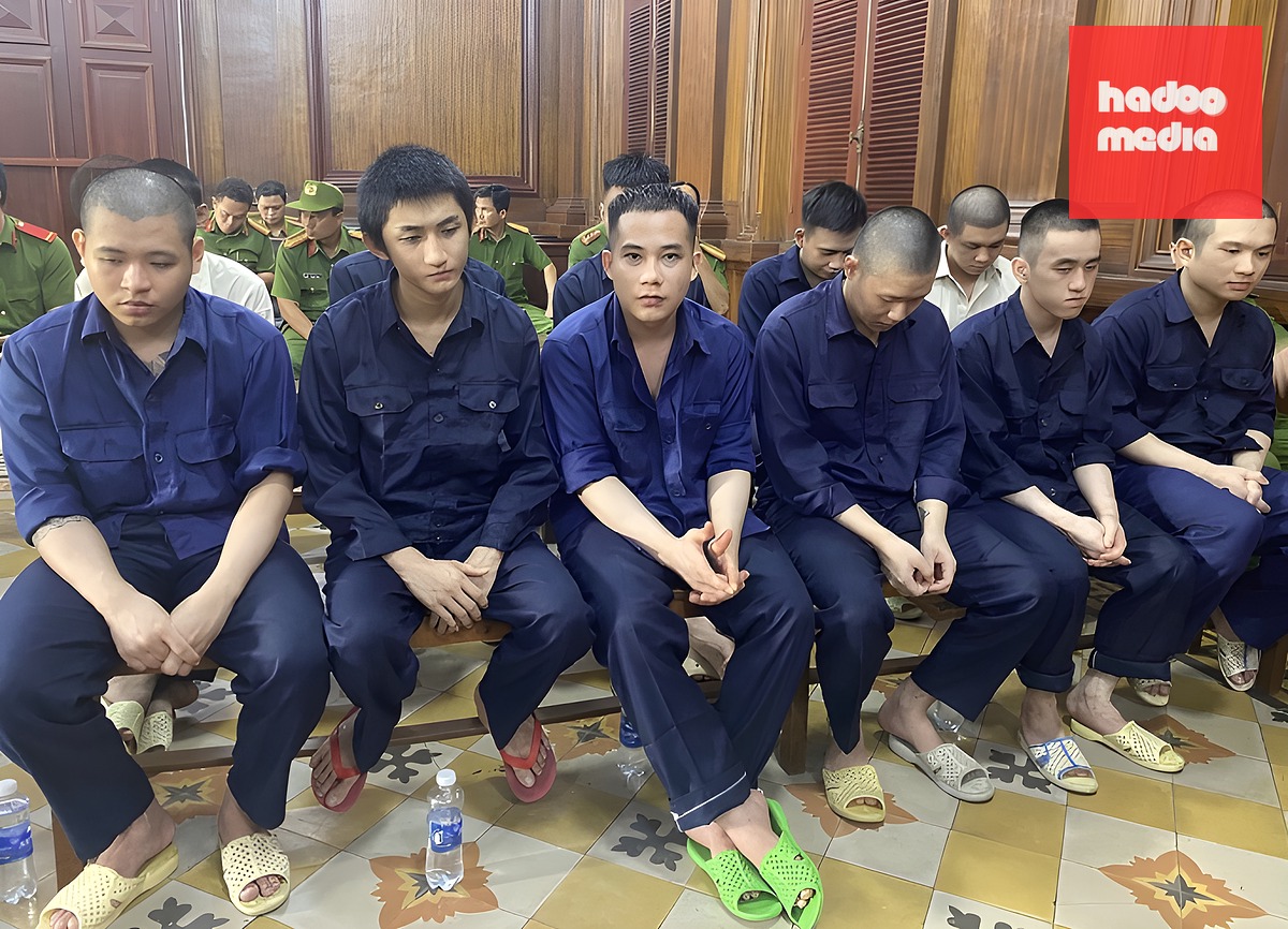 Bị cáo Bùi Quí (thứ 2 bên trái) cùng đồng phạm tại tòa. Ảnh: Hải Duyên
