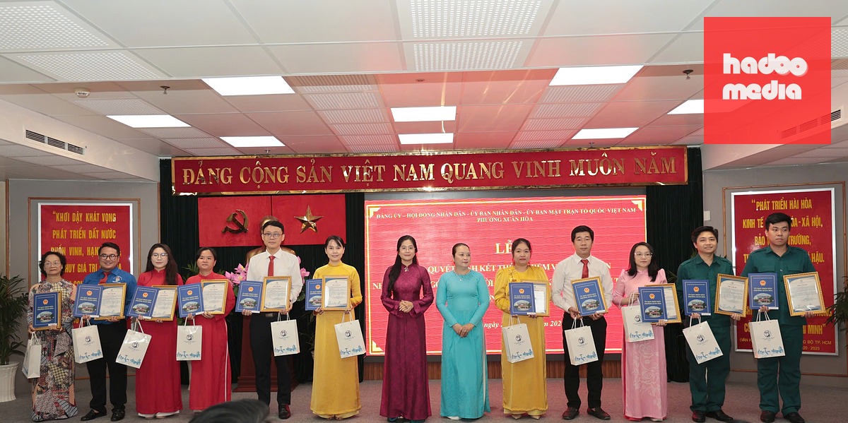 Phường Xuân Hòa trao quyết định cán bộ cho một số cá nhân và kết thúc nhiệm vụ 37 cán bộ không chuyên trách - Ảnh: CÔNG DANH