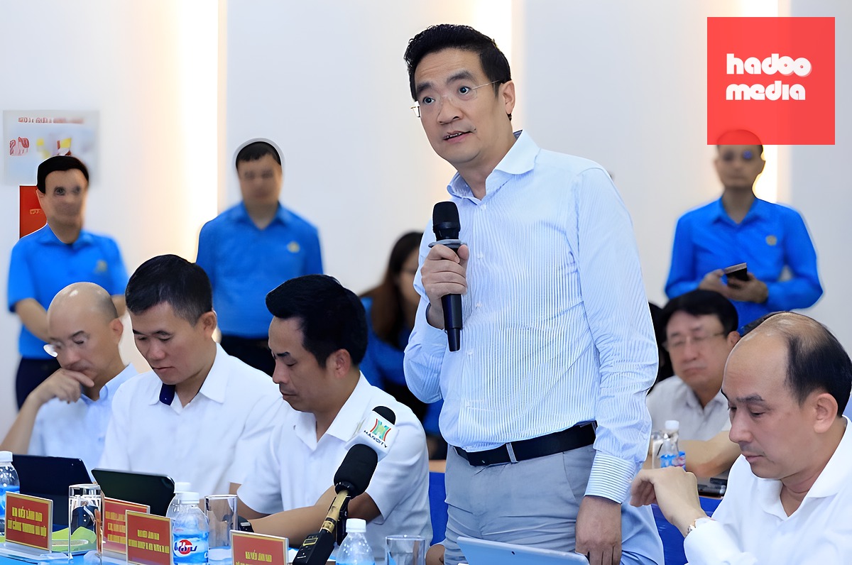 Giám đốc Sở Quy hoạch và Kiến trúc Nguyễn Trọng Kỳ Anh trao đổi tại buối đối thoại. Ảnh: Hoàng Phong