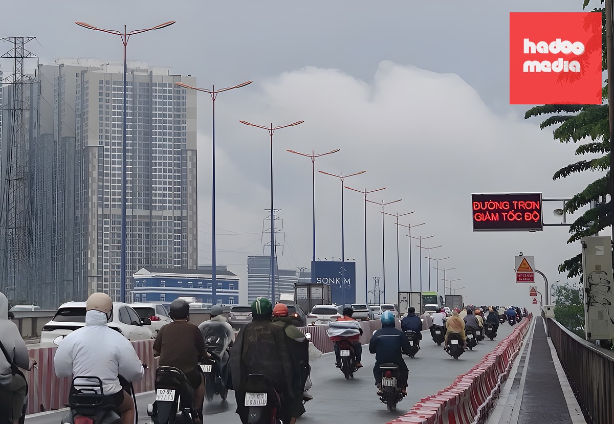 Bảng điện tử kết hợp loa phát thanh gắn trên cầu Sài Gòn. Ảnh: Giang Anh