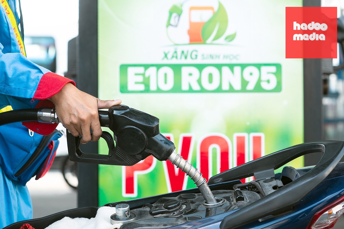 Xăng sinh học E10 pha trộn 90% xăng khoáng và 10% ethanol sinh học, giúp giảm khí thải và tăng chỉ số octan. Ảnh chụp tại trạm xăng ở phường Tân Phú, TP.HCM - Ảnh: HỮU HẠNH