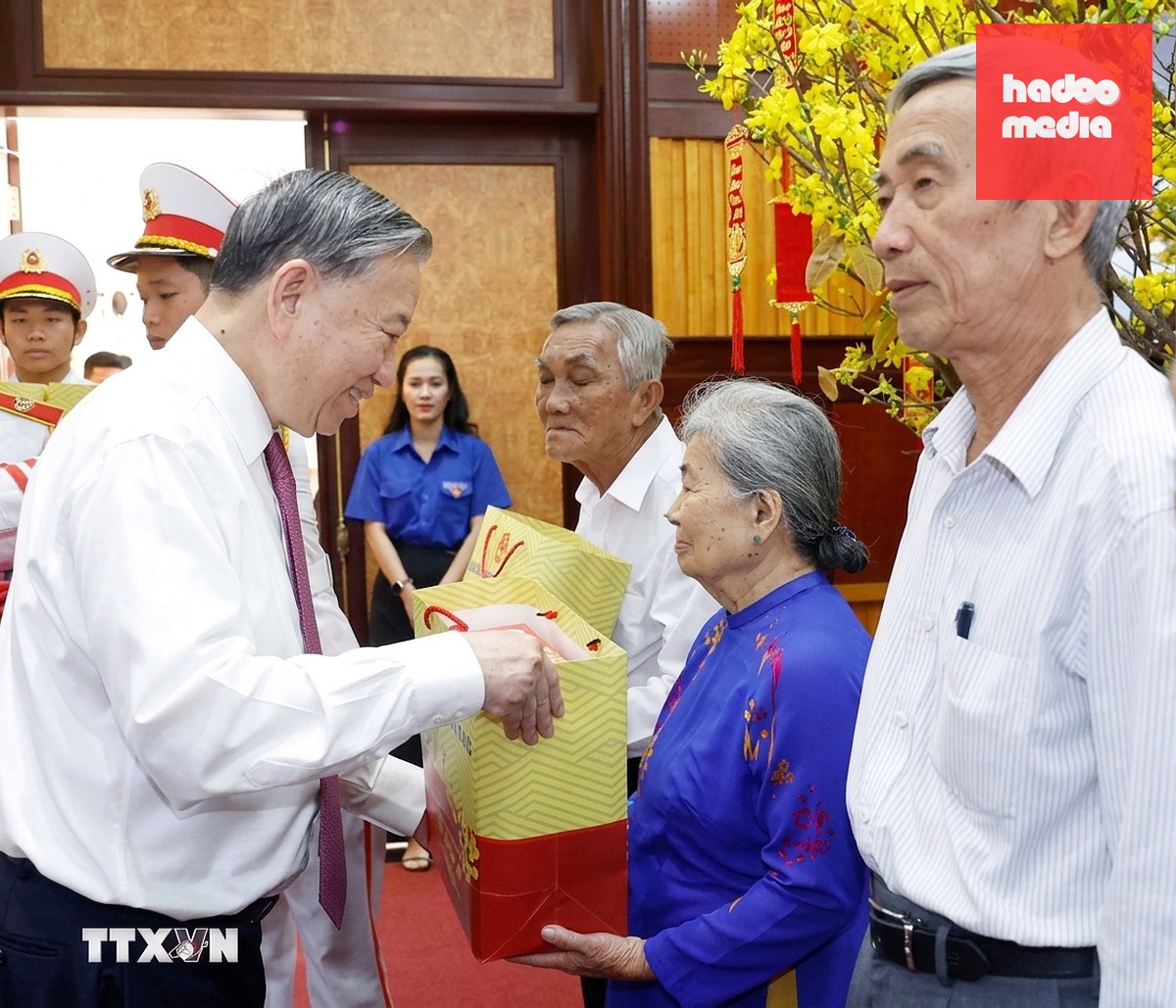 Tổng Bí thư, Chủ tịch nước Tô Lâm tặng quà cho gia đình chính sách và người có công tiêu biểu - Ảnh: TTXVN
