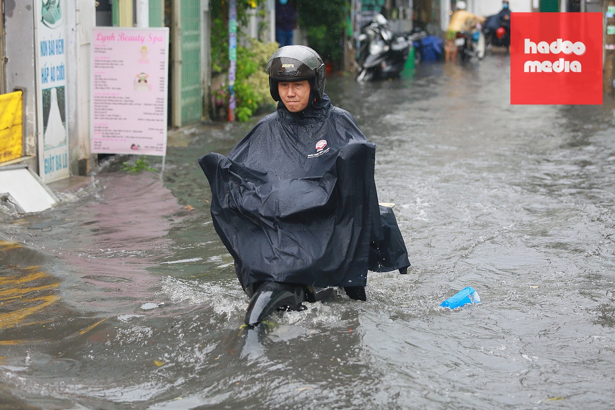 Nam Bộ thời tiết mưa to về chiều, đề phòng ngập nước - Ảnh: CHÂU TUẤN
