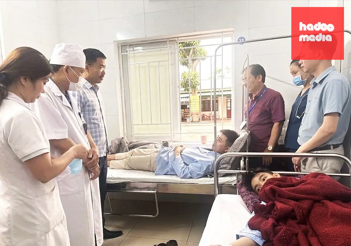 Ông Nguyễn Văn Thương - Phó giám đốc Sở Y tế Nghệ An (thứ ba từ trái qua) - thăm hỏi, động viên các bệnh nhân ngộ độc sau khi ăn bánh mì - Ảnh: Sở Y tế Nghệ An
