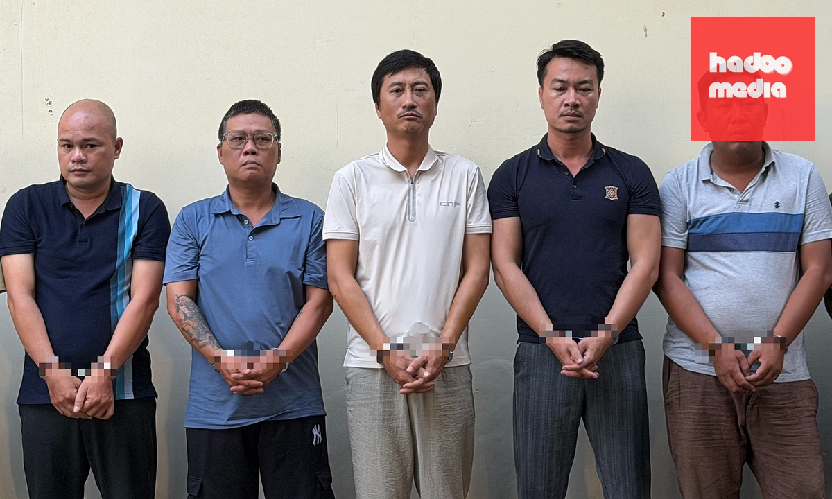 Vũ Hoàng Long (Giám đốc Công ty mua bán nợ Song Long, thứ 3 từ trái sang) và các đồng phạm trong hoạt động đòi nợ thuê - Ảnh: ĐAN THUẦN