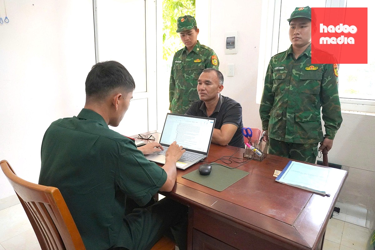 Gia được đưa về Đồn Biên phòng cửa khẩu Mỹ Quý Tây, trước khi bàn giao cho Công an TP Hà Nội - Ảnh: HẢI BẰNG