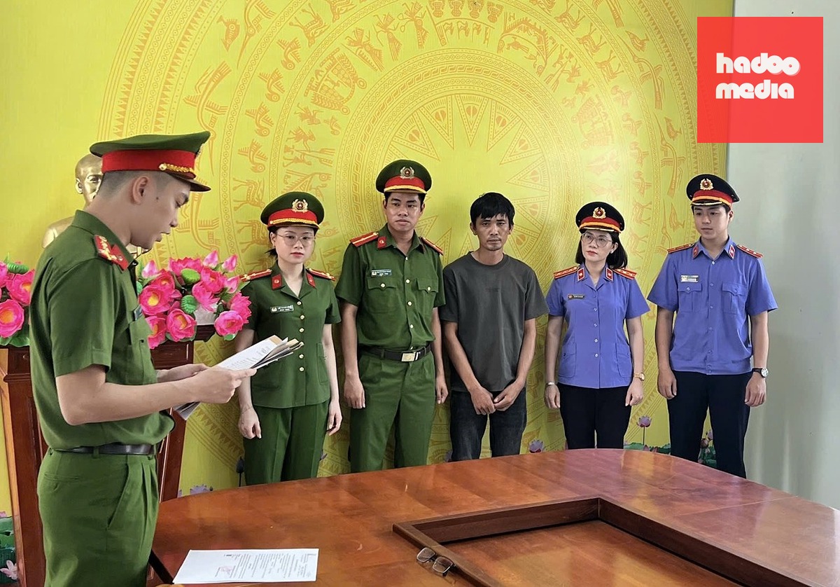 Công an đọc lệnh khởi tố và bắt tạm giam Phan Ngọc Linh (thứ ba từ phải sang) để điều tra về hành vi làm giả sổ đỏ để lừa bán đất - Ảnh: T.G.