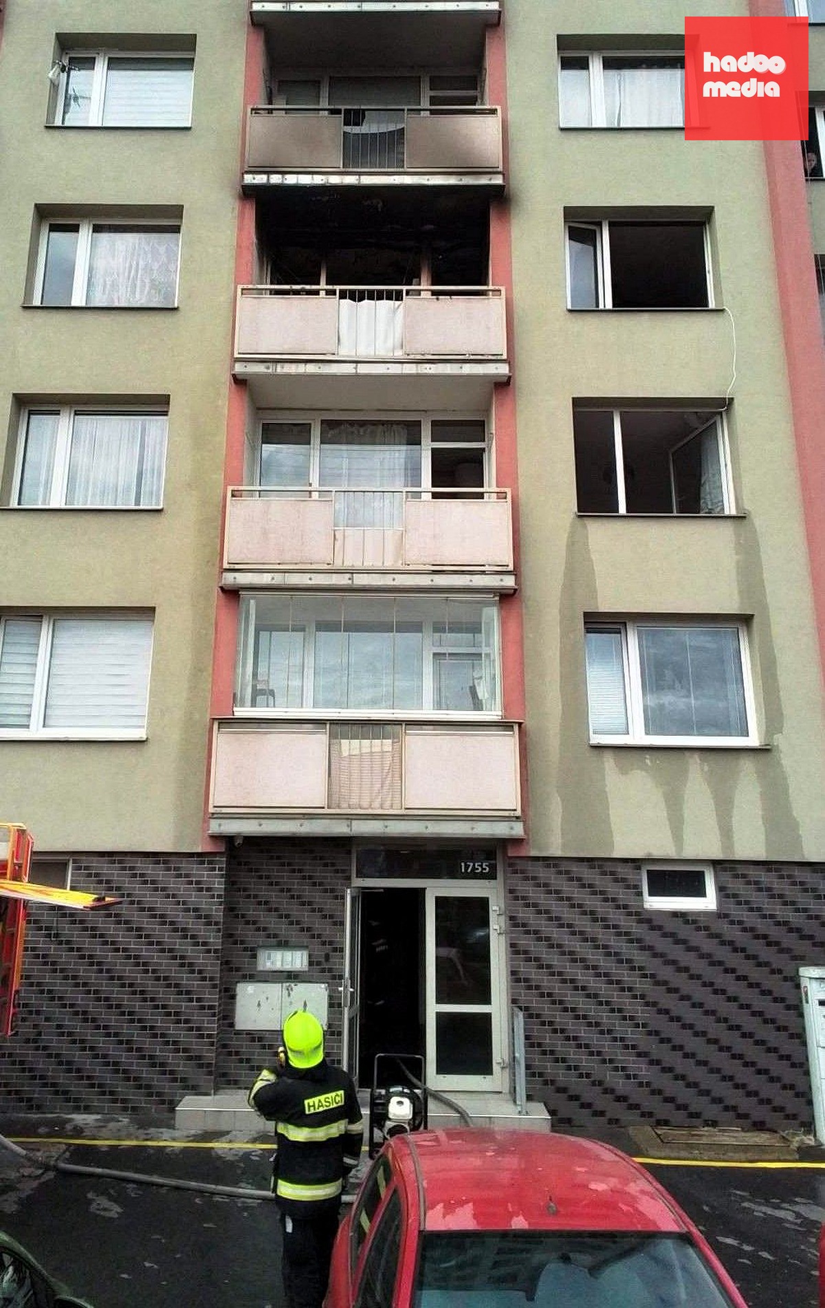 Plameny poničily jeden z bytů v panelovém domě v Roudnici nad Labem
