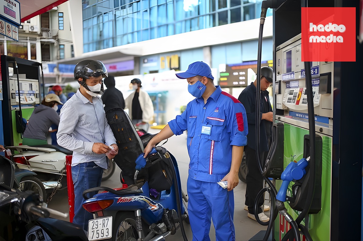 Người dân đổ xăng E10 trên phố Thái Thịnh tại Hà Nội, tháng 5/2026. Ảnh: Phạm Chiểu