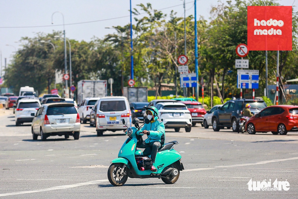 Lộ trình chuyển đổi xe xăng sang xe điện, năng lượng xanh ở TP.HCM được đơn vị tư vấn đến mục tiêu 2040 - Ảnh: CHÂU TUẤN