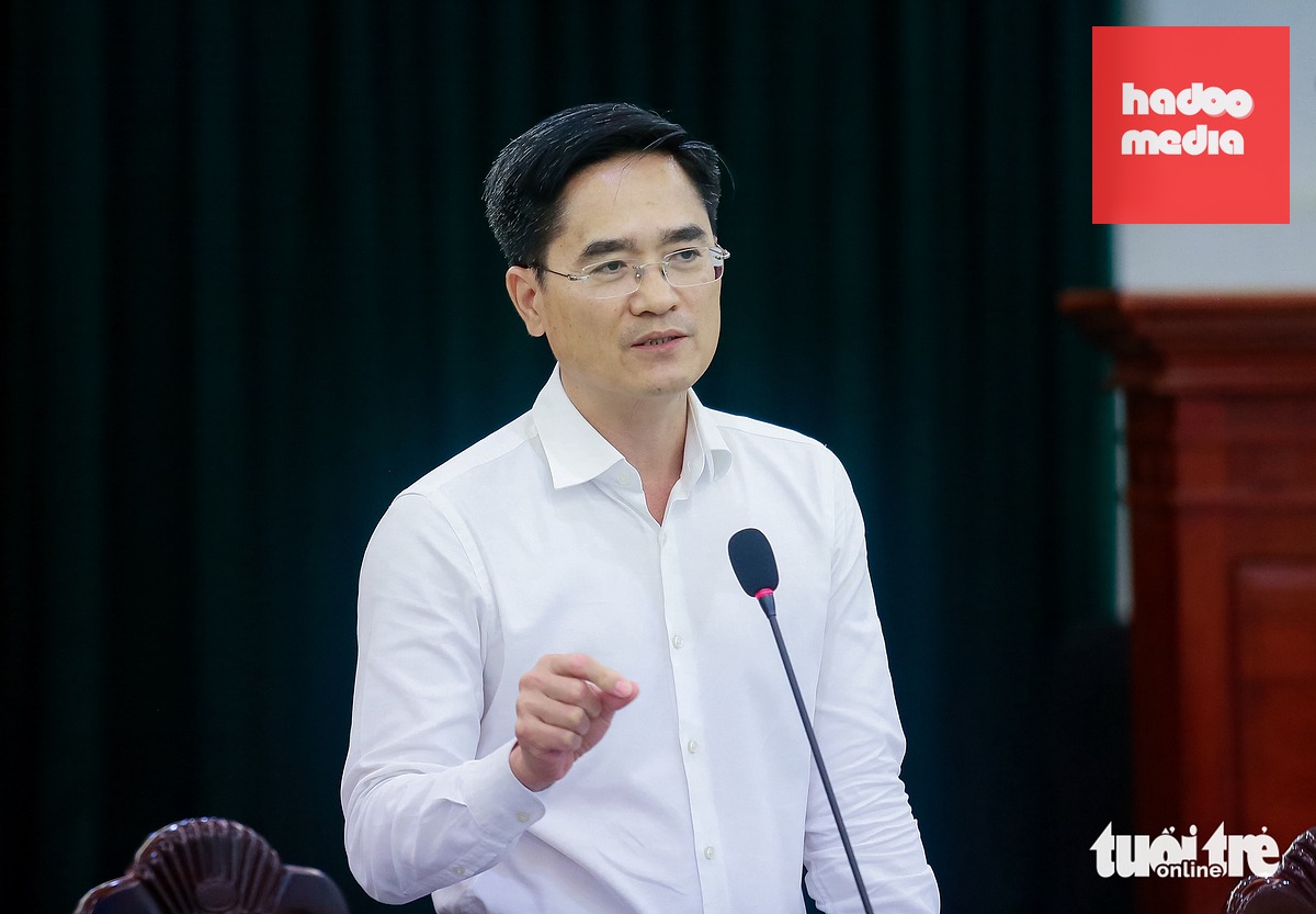 Giám đốc Sở Xây dựng TP.HCM chủ trì buổi nghe báo cáo kết quả nghiên cứu đề án chuyển đổi xanh lĩnh vực giao thông, lộ trình chuyển đổi xe xăng sang điện, xanh - Ảnh: CHÂU TUẤN