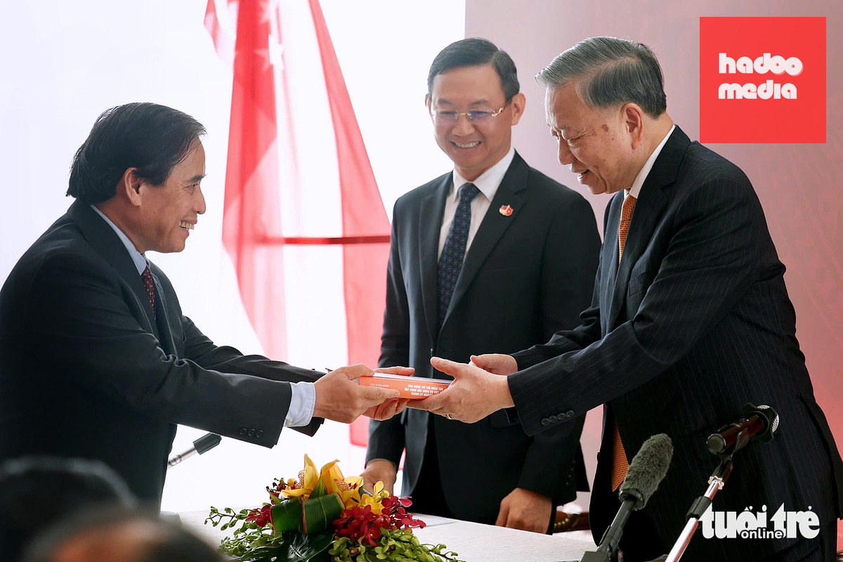 Giáo sư Vũ Minh Khương tặng sách về kinh nghiệm trong kỷ nguyên trí tuệ nhân tạo cho Tổng Bí thư, Chủ tịch nước Tô Lâm tại cuộc gặp - Ảnh: NGUYỄN KHÁNH