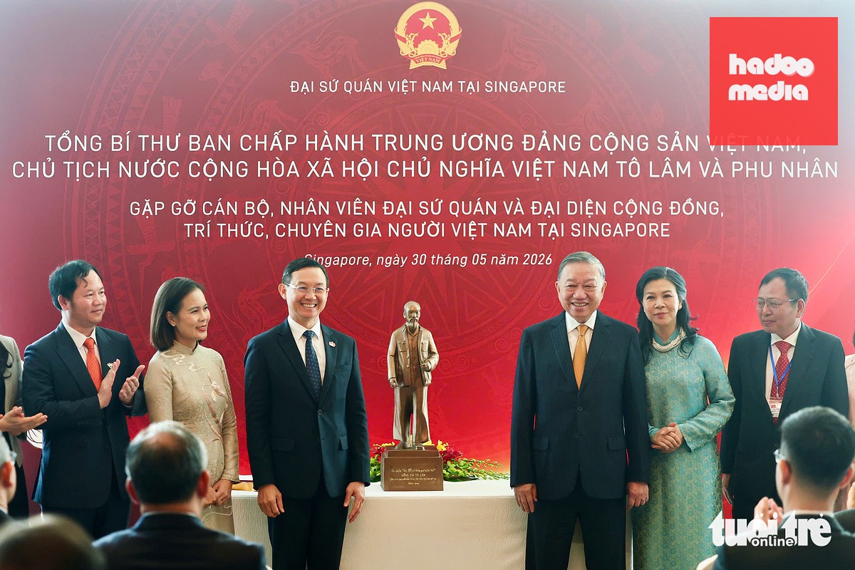 Tổng Bí thư, Chủ tịch nước Tô Lâm và Phu nhân tặng bức tượng "Bác Hồ về thăm quê" cho Đại sứ quán Việt Nam tại Singapore - Ảnh: NGUYỄN KHÁNH
