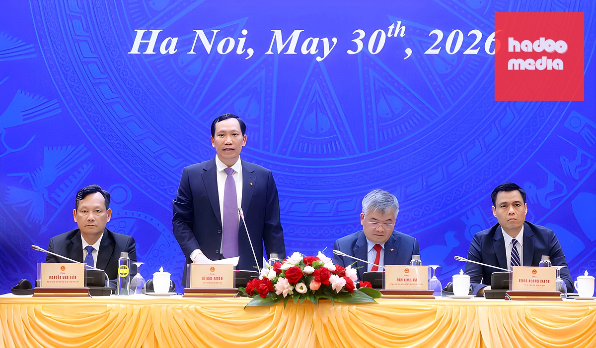 Thượng tướng, Thứ trưởng Bộ Công an Lê Văn Tuyến trả lời báo chí trong buổi công bố quyết định đặc xá chiều 30/5. Ảnh: Danh Lam