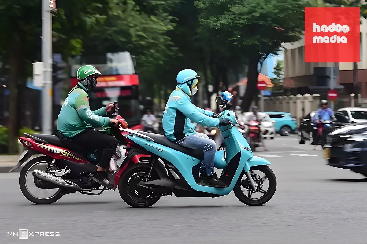 Tài xế hai hãng xe sử dụng xe xăng và điện ở trung tâm TP HCM. Ảnh: Thanh Tùng
