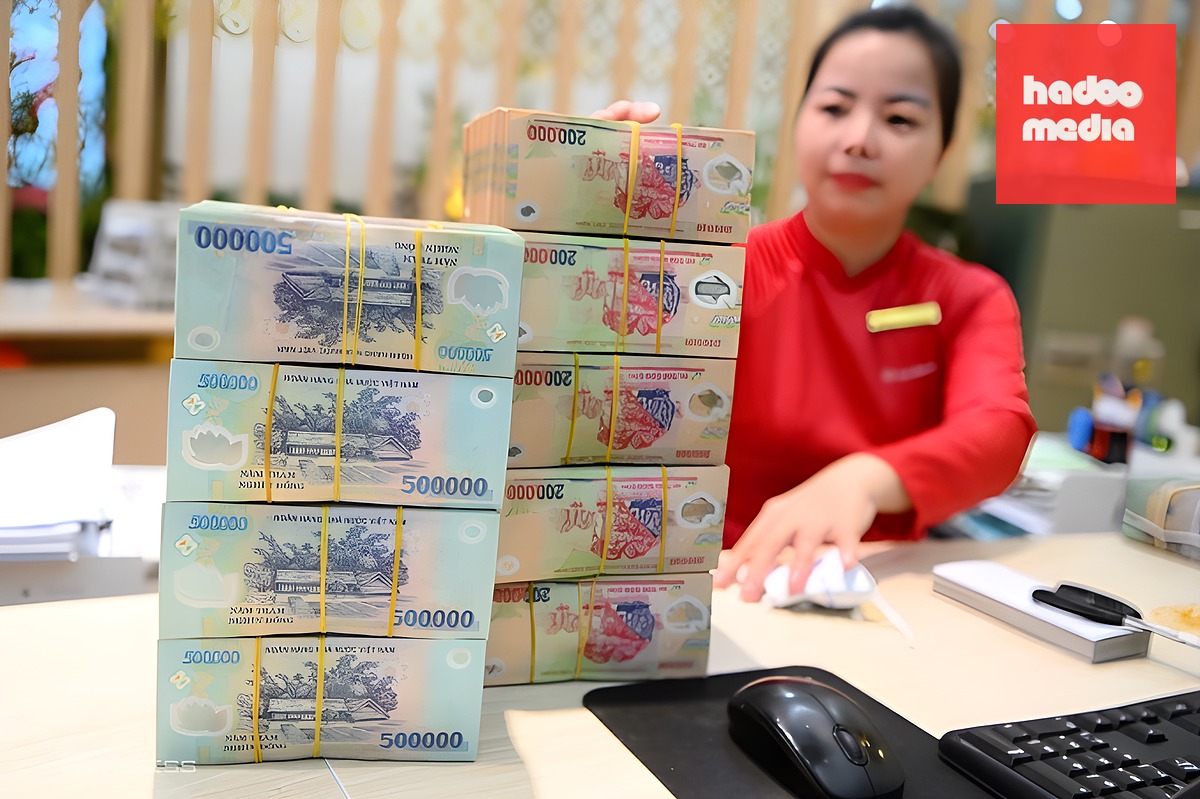 Giao dịch tại một ngân hàng thương mại. Ảnh: Giang Huy