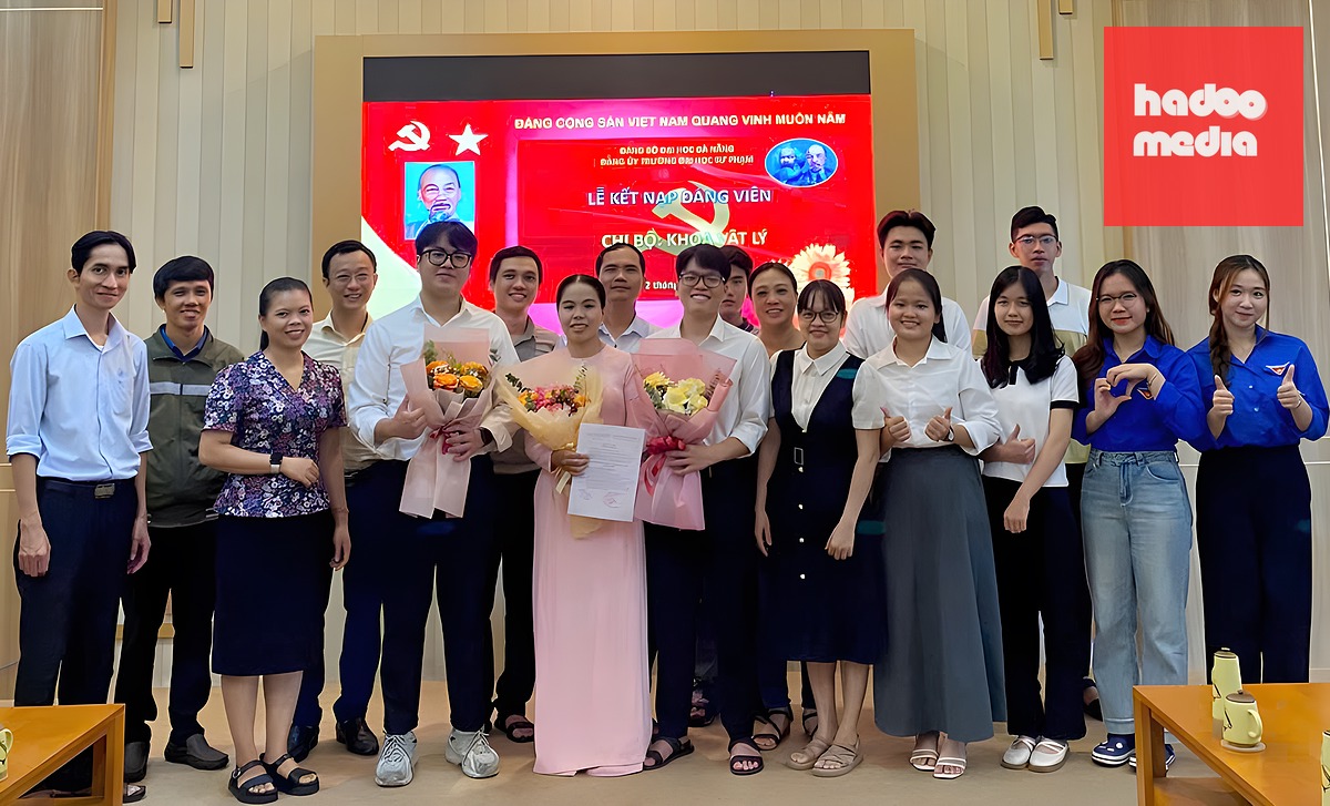 Các sinh viên khoa vật lý Trường đại học Sư phạm (Đại học Đà Nẵng) được kết nạp Đảng trong nhà trường - Ảnh: B.D.