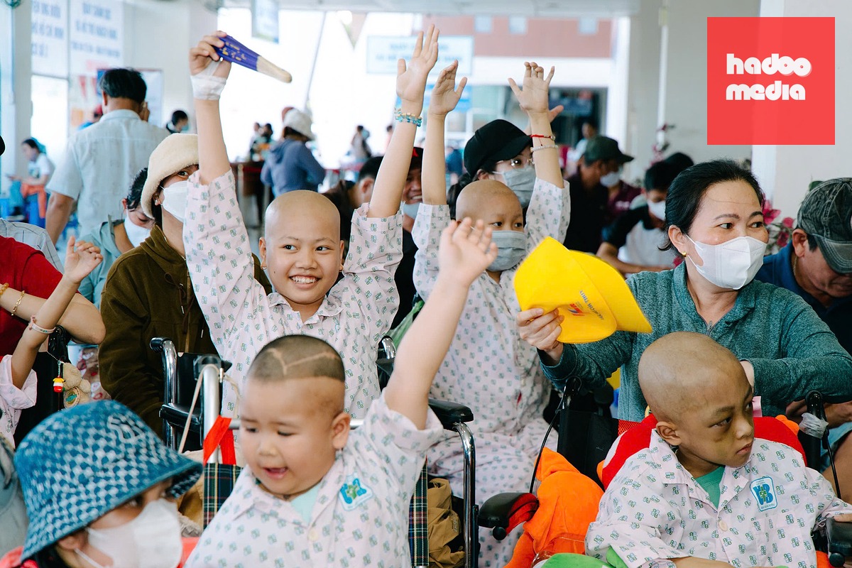Các bệnh nhi thích thú tham gia trả lời các câu hỏi trúng thưởng trong chương trình "Tết sẻ chia - Ước mơ của Thúy" tại Bệnh viện Ung bướu TP.HCM - Ảnh: THANH HIỆP