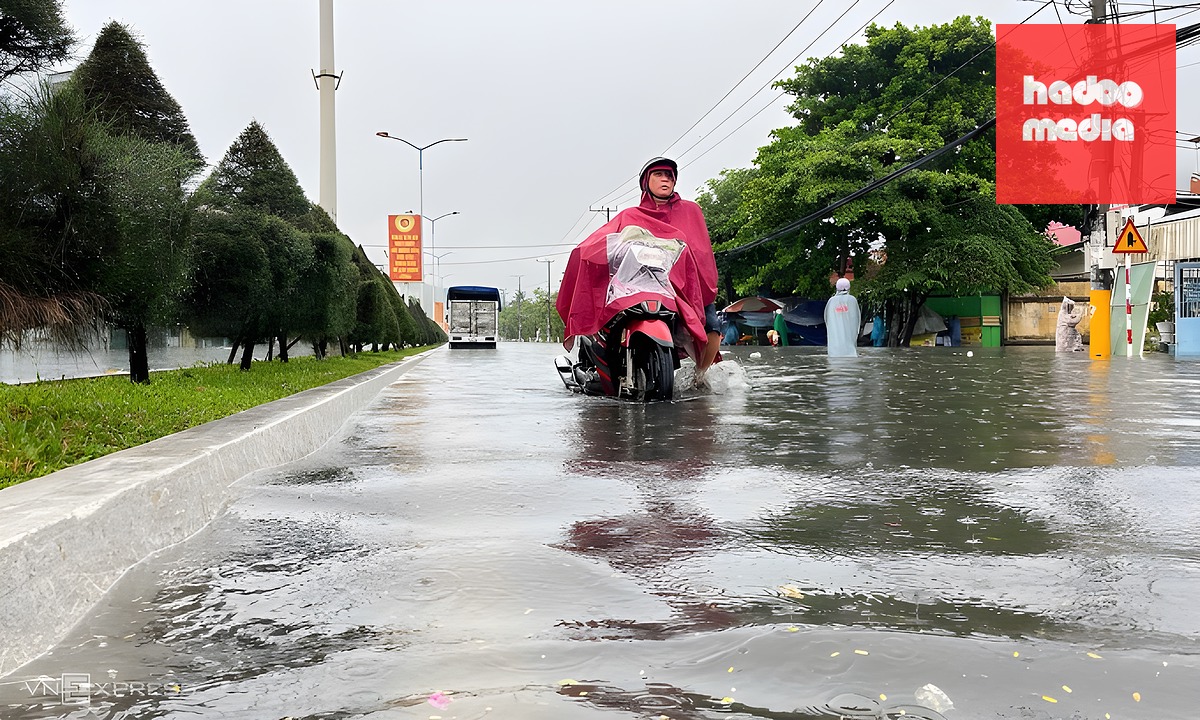 Nước dân cao, người dân phải dắt bộ ở đường 2/4, phường Bắc Nha Trang. Ảnh: Bùi Toàn