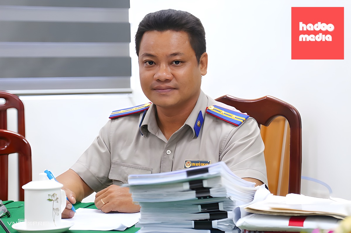Chấp hành viên Lê Nguyễn Trọng Nghĩa cùa Thi hành án dân sự tỉnh Vĩnh Long. Ảnh: Phạm Dự