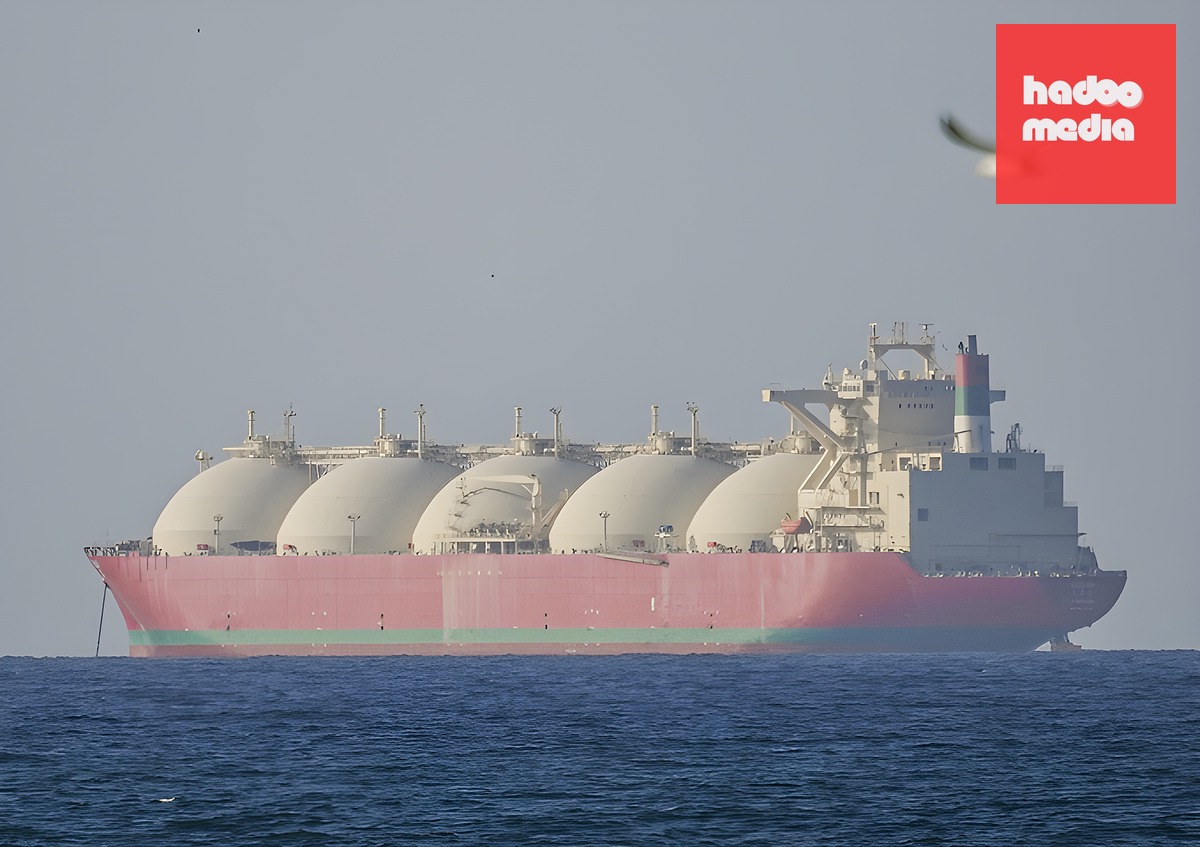 Một tàu di chuyển qua eo biển Hormuz nhìn từ phía Oman ngày 8/4. Ảnh: AFP