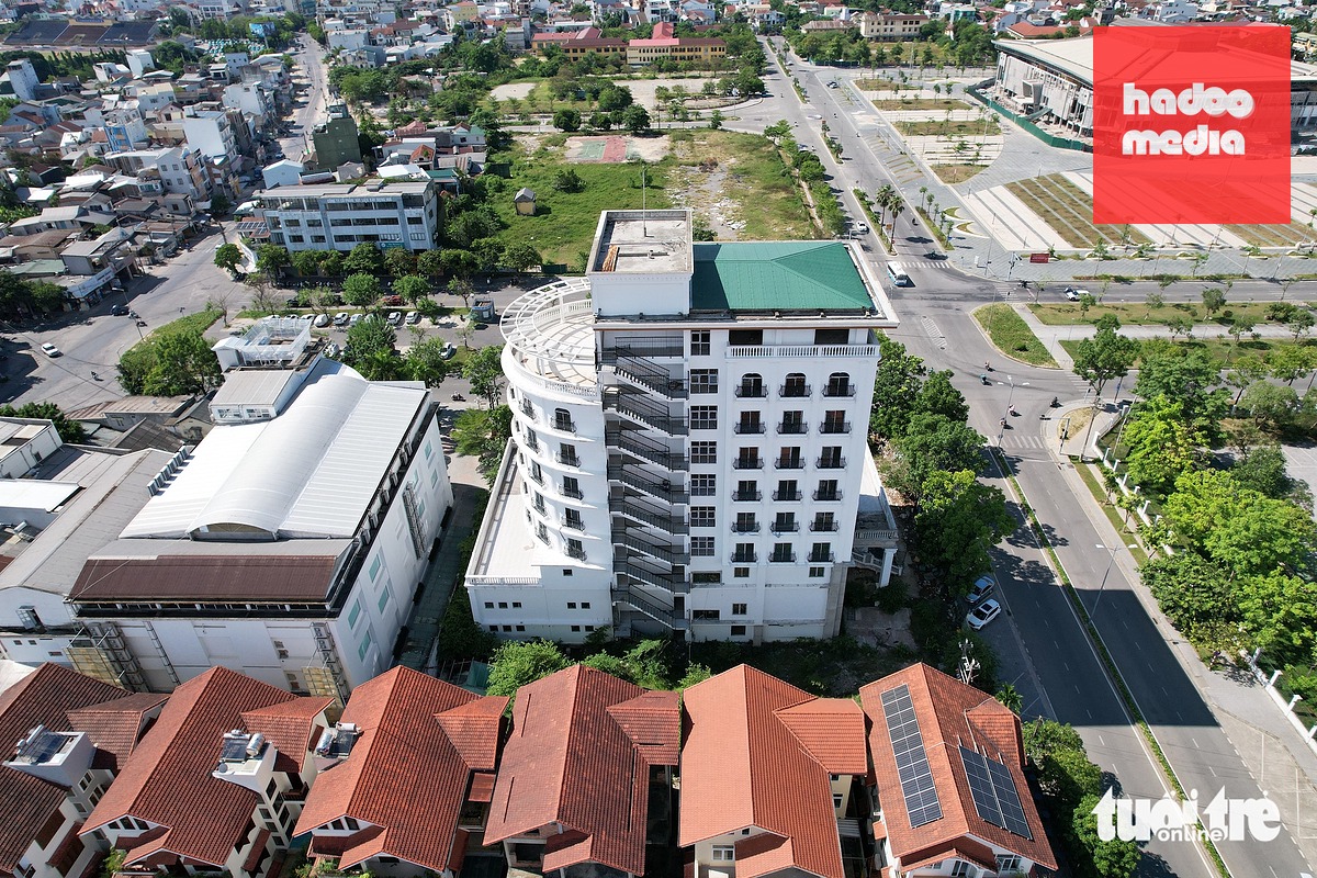 Nhà khách Thành ủy Huế nằm ở vị trí trung tâm đường Tố Hữu, cạnh bên là trụ sở mới của UBND TP Huế - Ảnh: NHẬT LINH