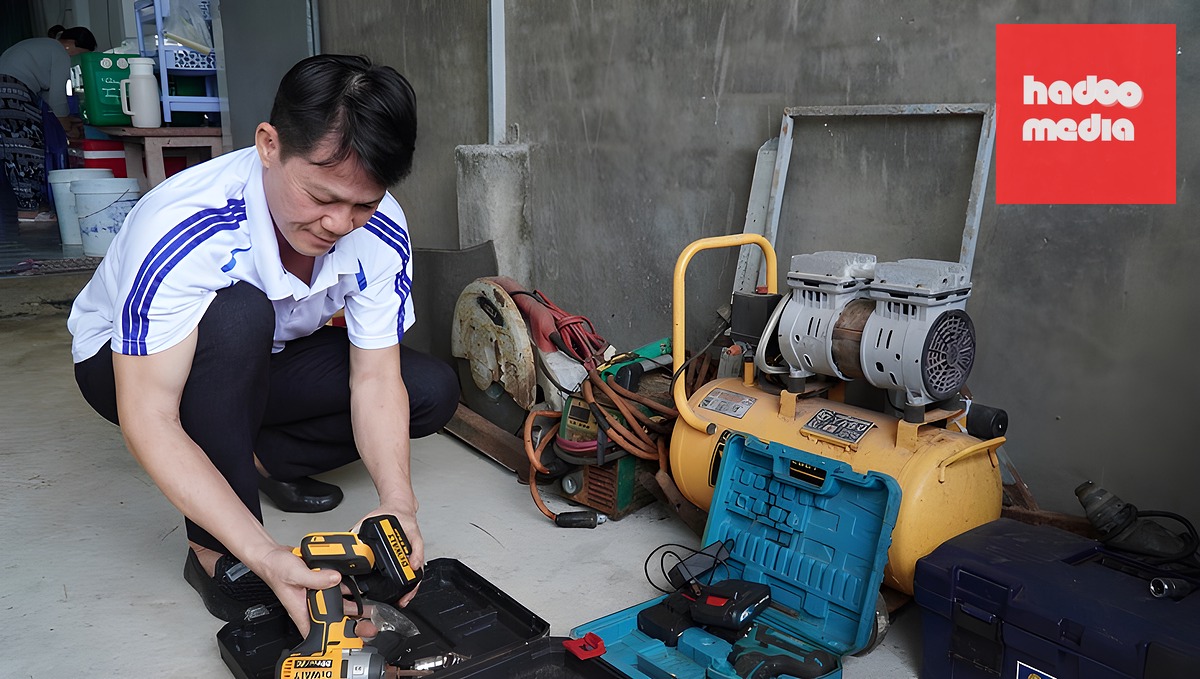 Thầy Trần Văn Tâm làm đồ dùng cho trường nhưng vướng vào vòng lao lý vì tội tham ô - Ảnh: THANH HUYỀN