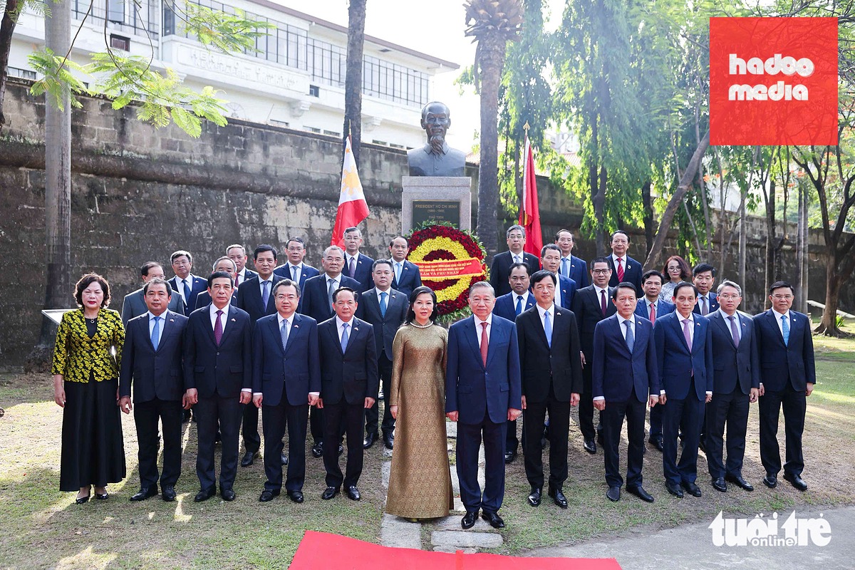 Tổng Bí thư, Chủ tịch nước Tô Lâm và Phu nhân cùng đoàn đại biểu cấp cao dâng hoa tưởng niệm Chủ tịch Hồ Chí Minh tại Công viên ASEAN ở Manila ngày 31-5 - Ảnh: NGUYỄN KHÁNH